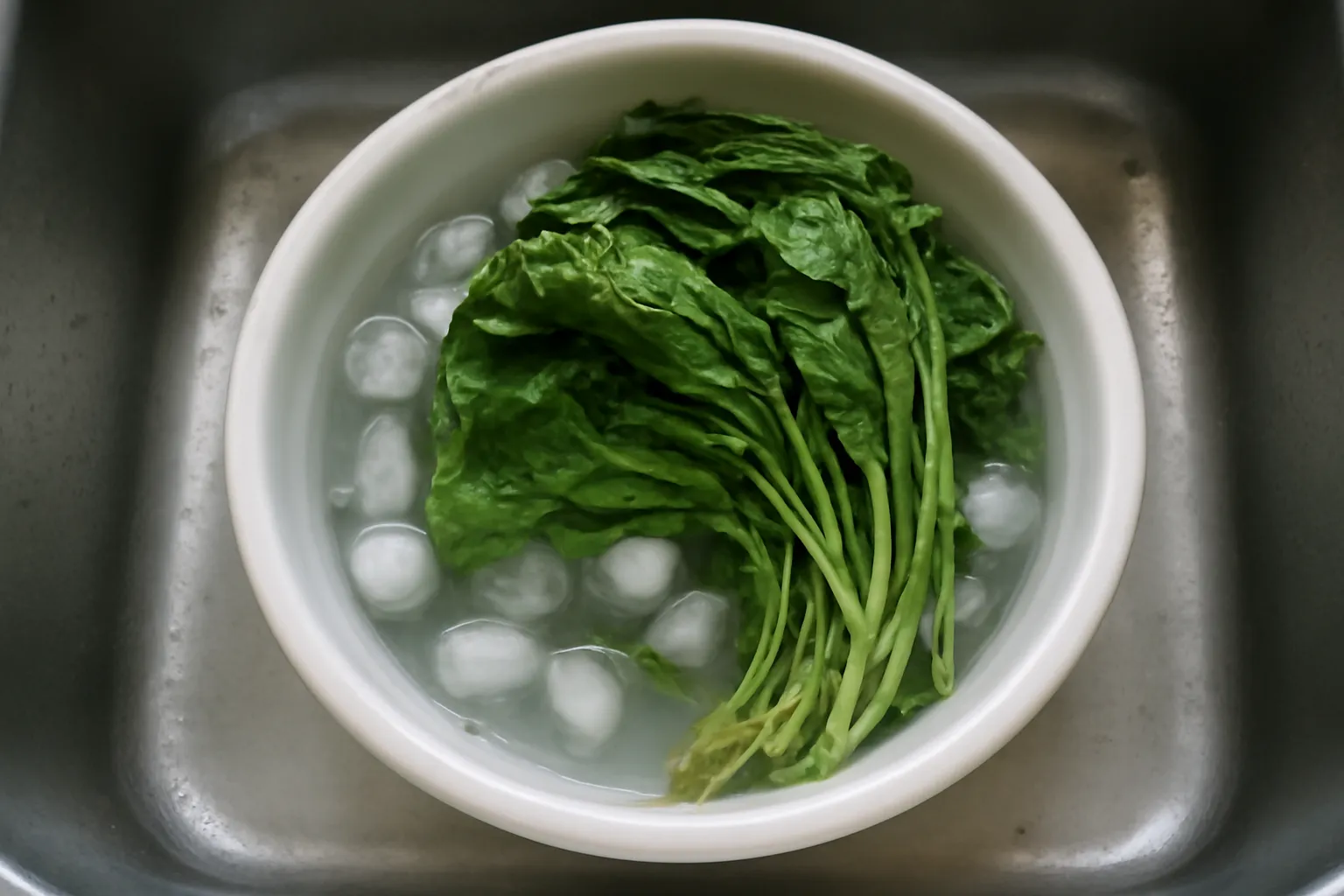 Bó rau hơi héo đang ngâm trong chậu nước lạnh